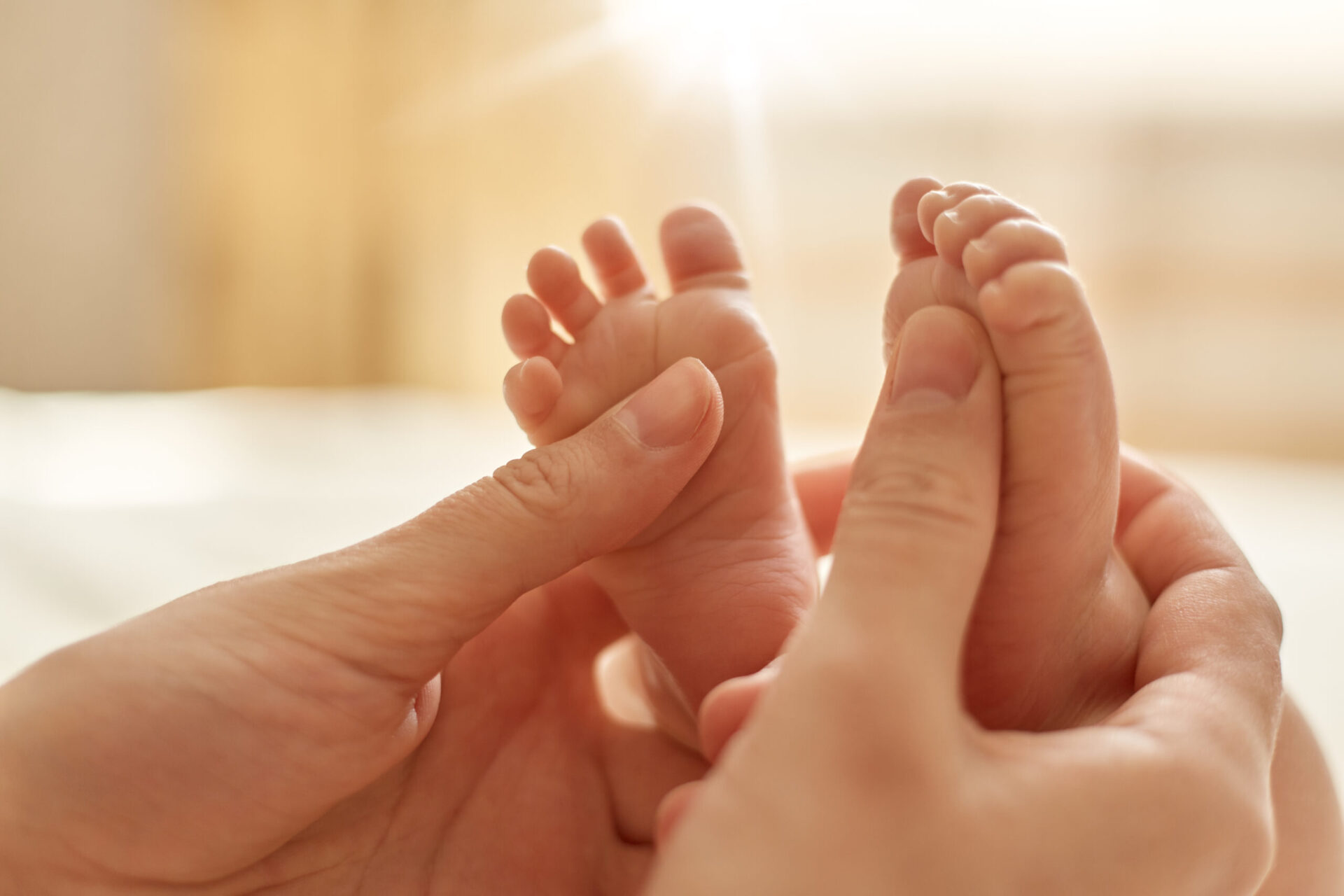 Massage du pied d'un nourrisson