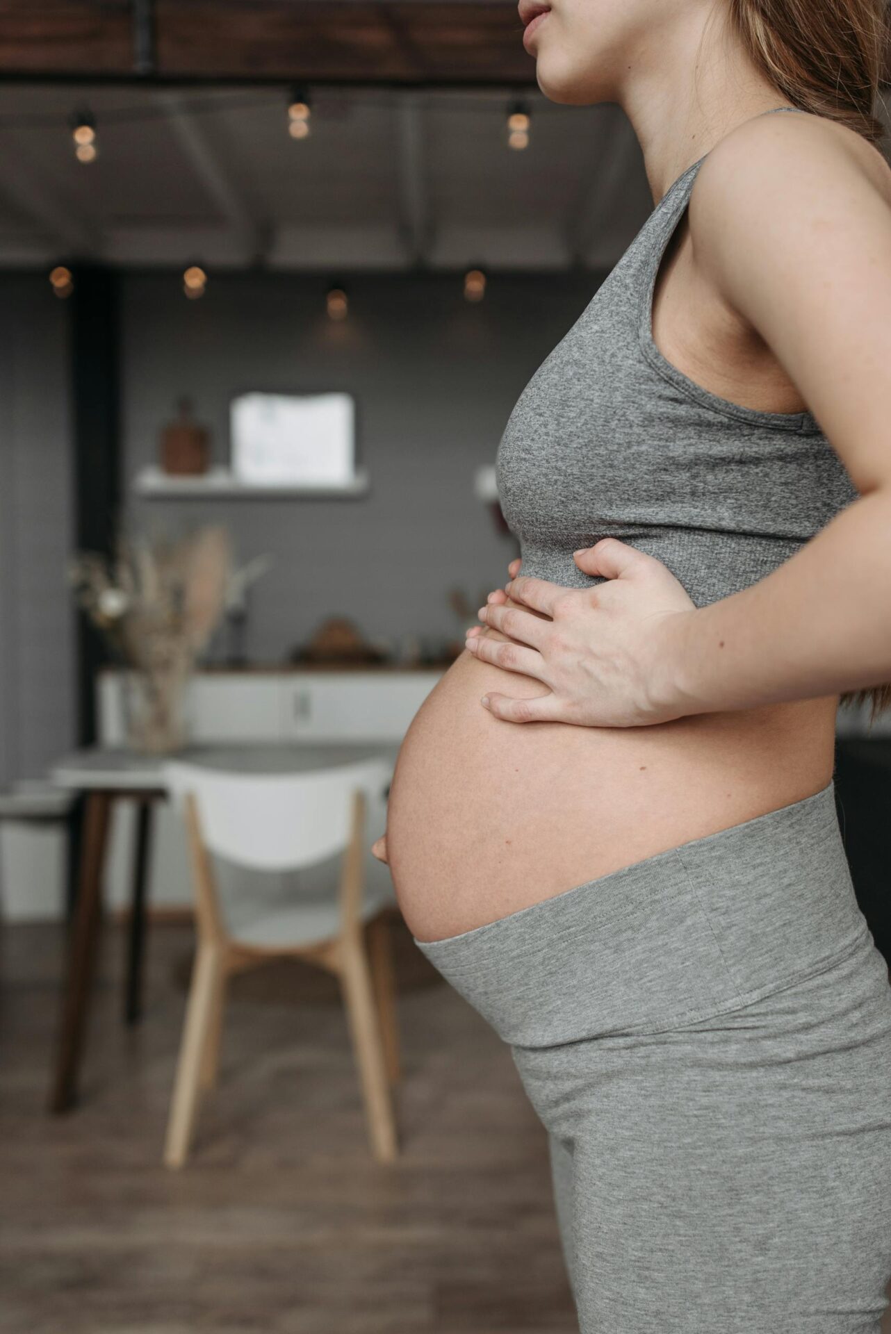 Femme enceinte debout